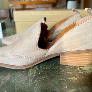 Lucky Brand Shoe 
Mahzan Leather Side Slit Pointed Toe Loafers, Hazel Hard Rock